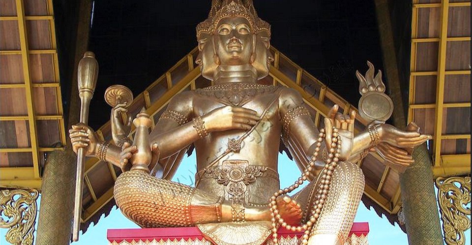 Die Tempel von Surabaya und goldener Buddha mit vier Gesichtern