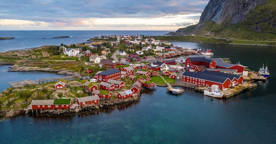 Malerische Orte der Lofoten: Flakstadøy, Fischereimuseum und Reine