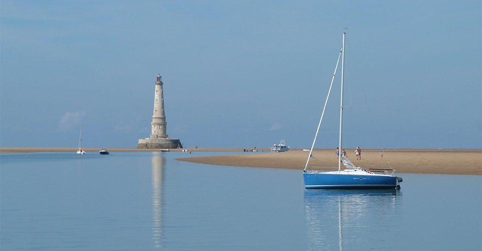 Mit dem Boot entlang der Küste der Schönheit 