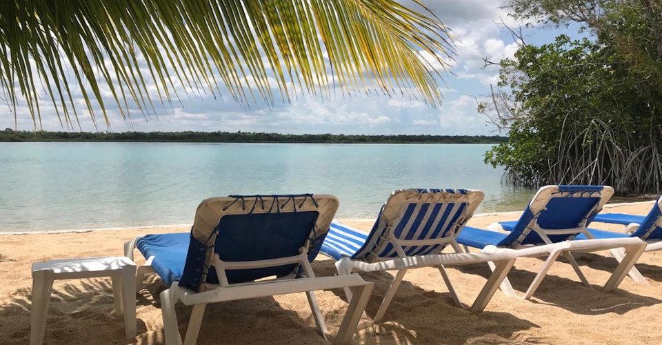 Mit dem Floß durch die Bacalar Lagune