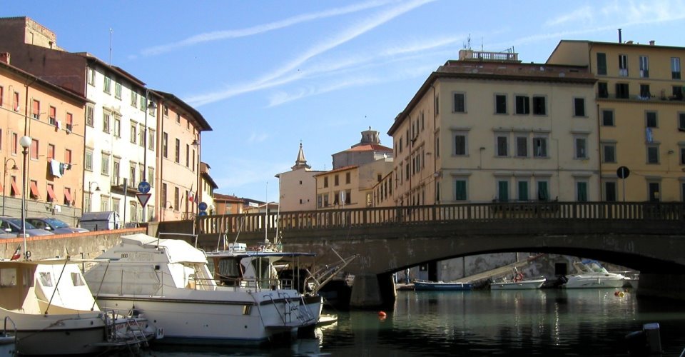 Komm an Land: Mit dem Boot und zu Fuß durch Livorno