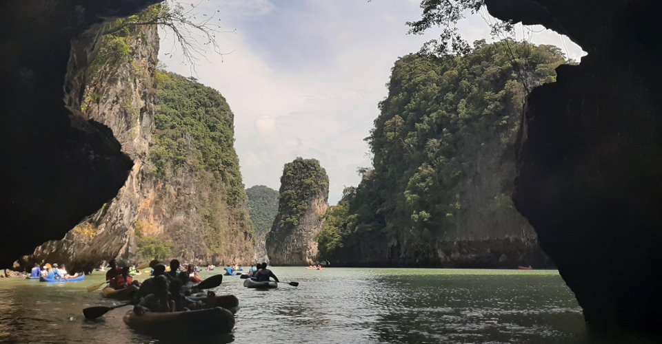 Faszinierende Höhlen der Phang-Nga-Bucht mit dem Boot und im Kanu