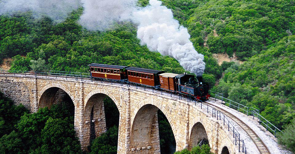 Nostalgische Zugfahrt durchs Pilion-Gebirge