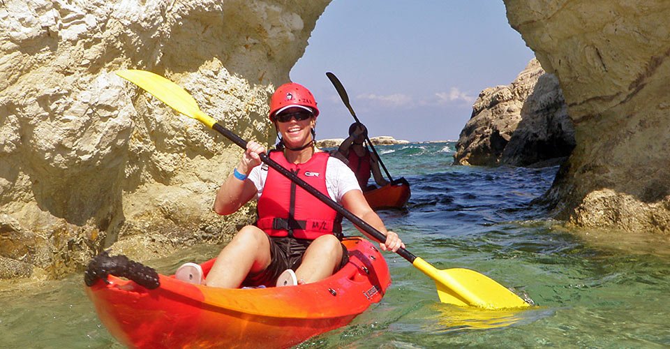 Mit dem Kajak vor der Insel Yeronisos