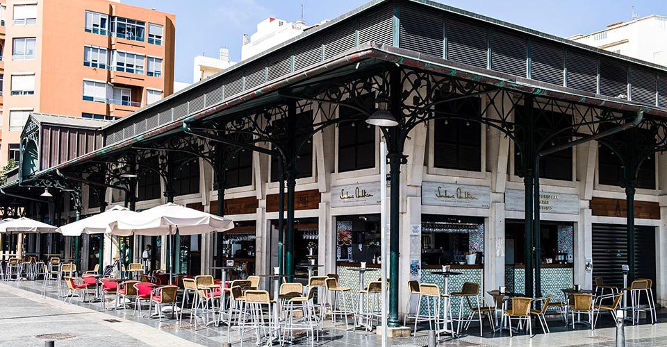 Mercado del Puerto Las Palmas Gran Canaria: Umringt von hervorragenden Cafes und Restaurants. Besonders unter der Woche abends angesagter Szenetreffpunkt der jungen Geschäftswelt von Las Palmas.
