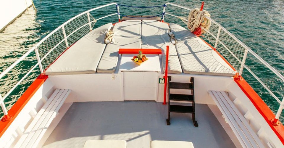 Mit dem Boot entlang von Ibizas Küste