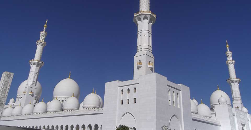 Abu Dhabis Highlights: Große Moschee, Louvre und Emirates Palace