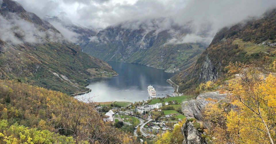 Norwegisches Fjordzentrum und malerische Ausblicke