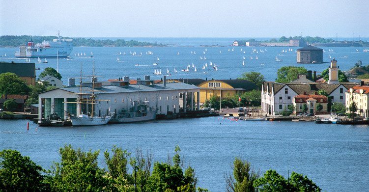 Stumholmen. Vybild från Bryggareberget med Marinmuseum, färja och många små segelbåtar. 