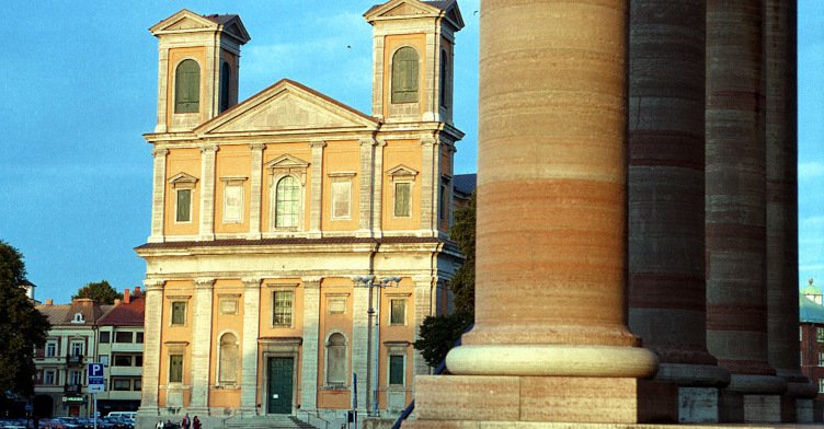 Fredrikskyrkan samt pelare  t Tyska kyrkan