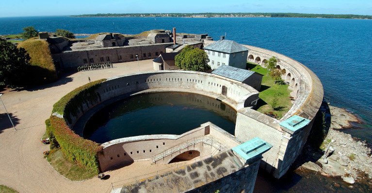 Vybild Ã¶ver Kungsholms forts rundhamn med hav runt.
Kungsholmen
