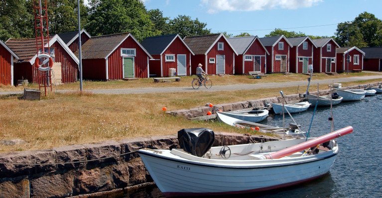 RoddbÃ¥t framfÃ¶r sjÃ¶bodar. Torhamn.