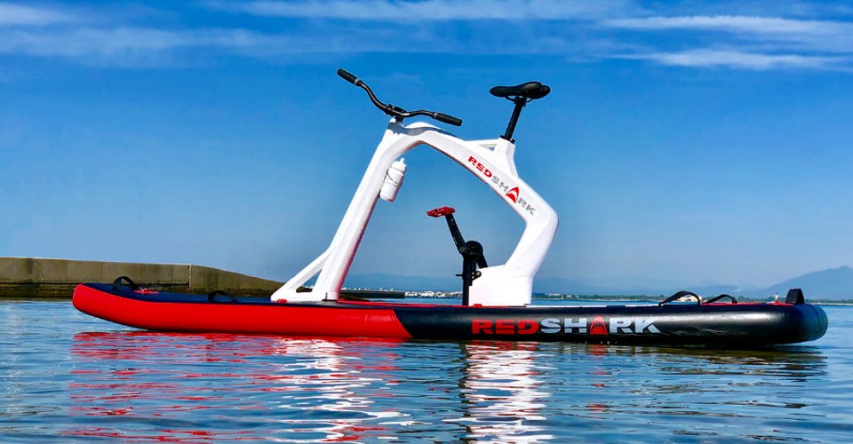 Mit dem Red Shark Bike auf dem Wasser