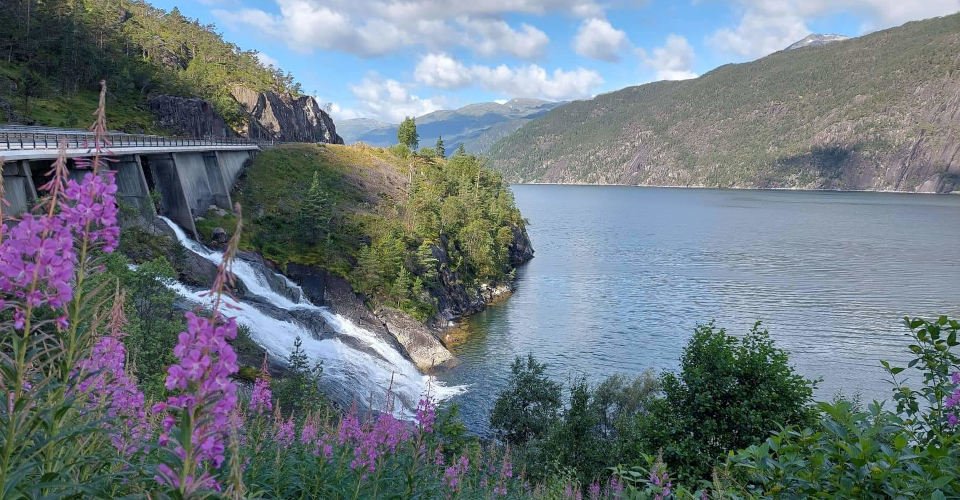 Wanderung zum Langfoss-Wasserfall