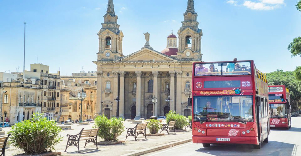 Hop-on-hop-off-Bus auf Malta zu Wasser und zu Land