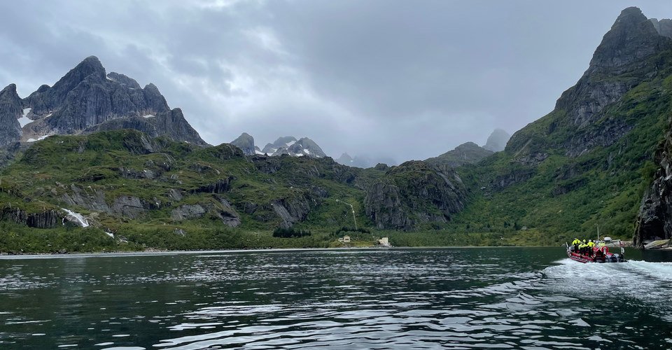 Per Bus und Boot zum atemberaubenden Trollfjord