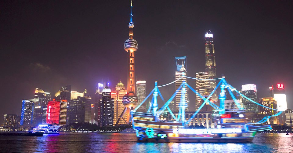 Shanghai bei Nacht: Der Oriental Pearl TV Tower und die Huangpu-Flussfahrt