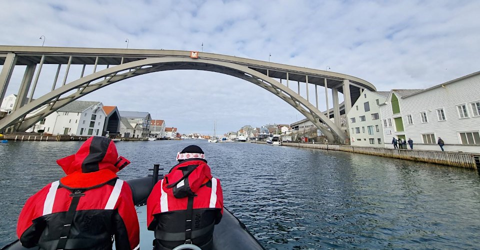 Rasante Fahrt vor Haugesunds Küstenlinie