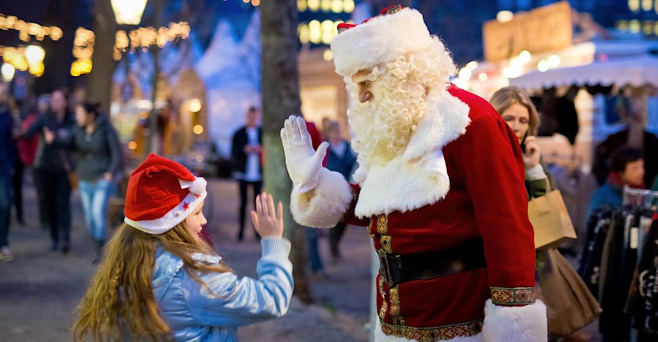 jonge meisje begroet de kerstman op de Royal Christmas Fair