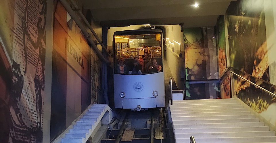 Seilbahn zum Lykabettus-Hügel, Stadtrundfahrt und griechische Spezialitäten