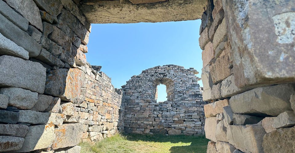 Mit dem Boot zur Kirche von Hvalsey