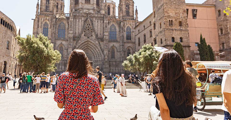 Zu Fuß durch Barcelonas bunte Straßen und Markthalle