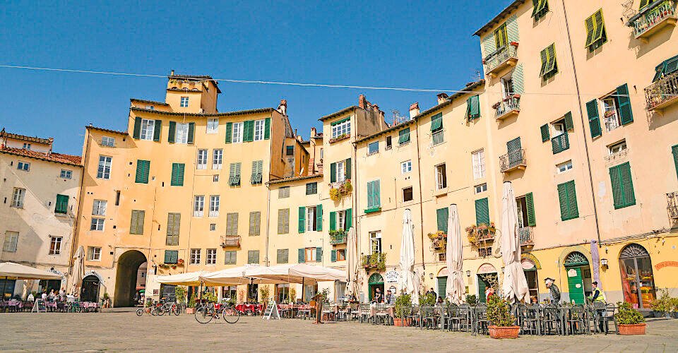 Stadtzentrum mit Häusern und Cafes in Lucca