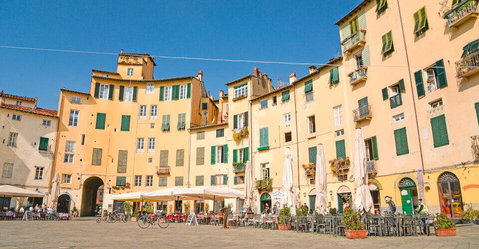 Stadtzentrum mit Häusern und Cafes in Lucca