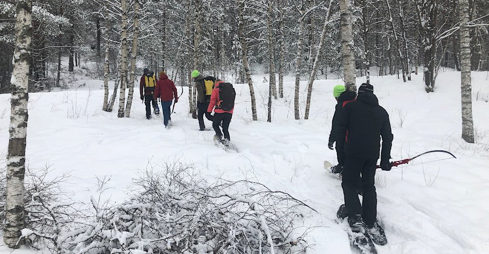 Schneeschuhwanderung durch die schöne Winterlandschaft