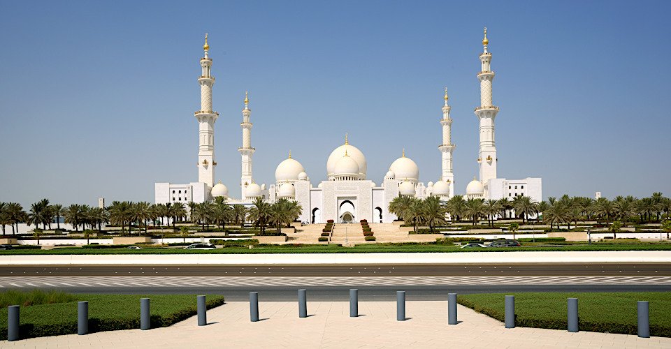 Märchenhafte Moschee und  die Weltreligionen im Einklang