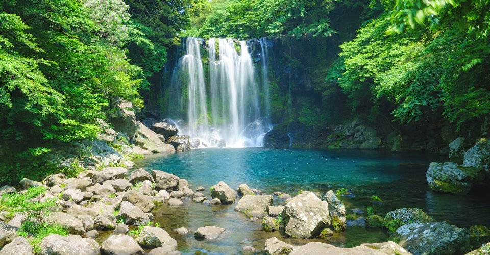 Cheonjeyon Wasserfall und Yakcheonsa Tempel