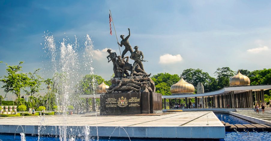 Situated overlooking the KL Lake Gardens, the huge bronze monument was built to pay tribute to the valiant soldiers who gave their lives defending the country during the Communist Insurgency in the 1950s. It was designed by Felix de Weldon, the architect of the famous Iwo Jima Memorial