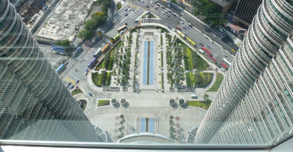 Hoch hinaus: Petronas Twin Towers und spirituelle Batu-Höhlen
