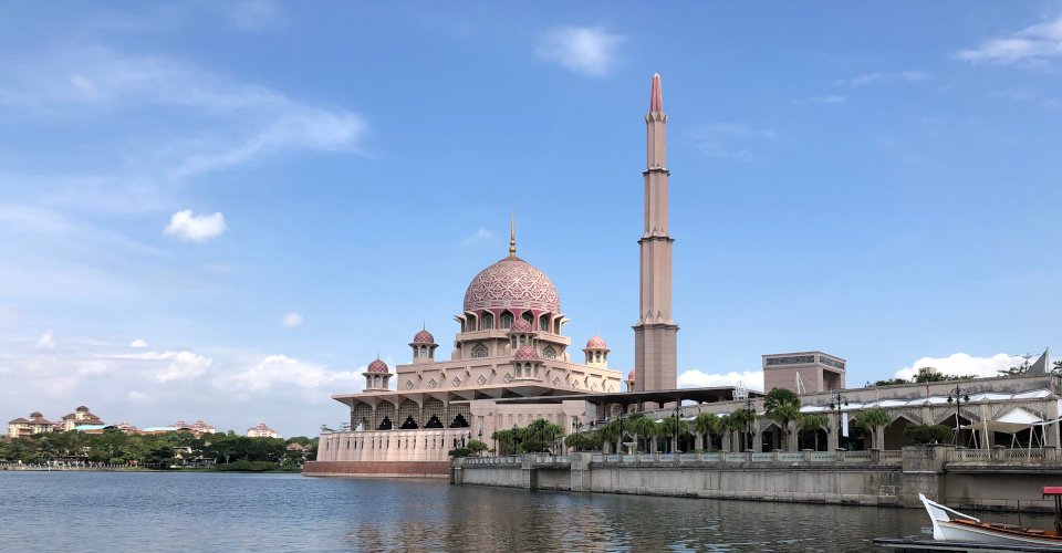 Komm an Land: Highlights von Putrajaya mit Bus und Boot genießen