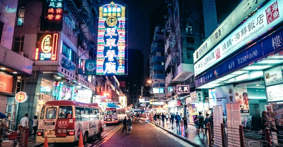 Im offenen Bus entlang Hongkongs Leuchtreklamen