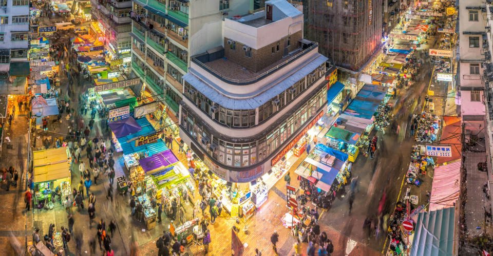 Schillerndes Hongkong am Abend