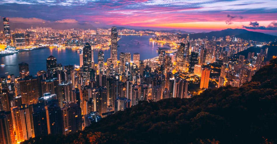 Schillerndes Hongkong am Abend