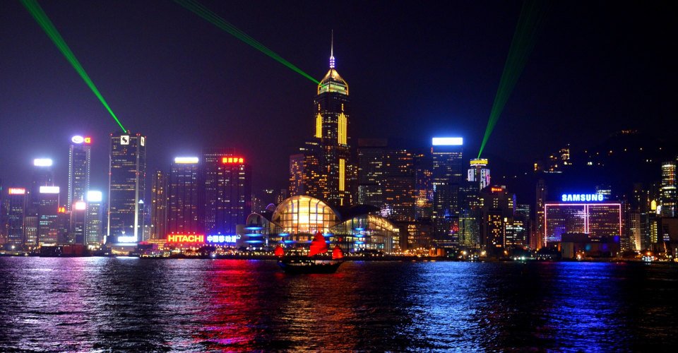 Hongkongs Skyline mit dem Boot und Show "Sinfonie der Lichter"
