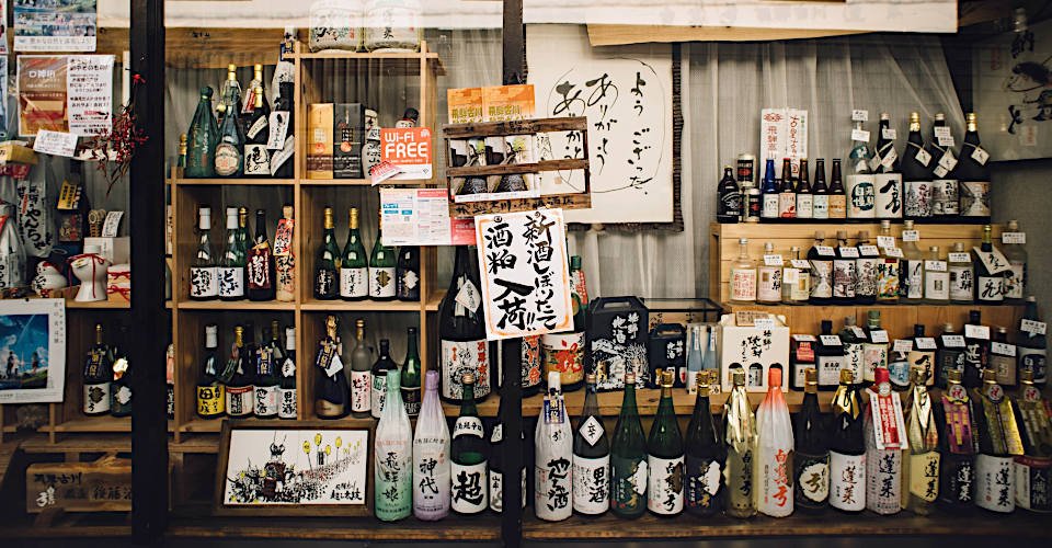 Traditionelle Flaggenkunst und Sake-Brauerei