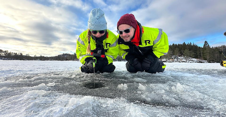Traditionelles Eisangeln in der norwegischen Natur 