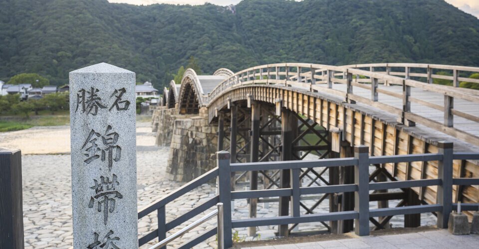Holzbogenbrücke Kintai und Hiroshimas Burg