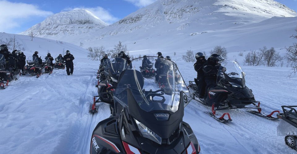 Fahrt mit dem Schneemobil und traditionelles Sami-Essen