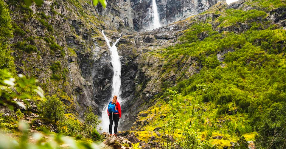 Malerische Bootsfahrt entlang des Fjords zum Dorf Eresfjord