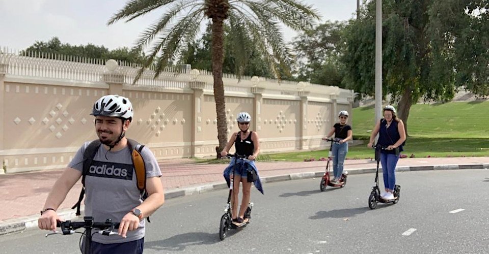 Mit dem E-Scooter entlang der Skyline von Abu Dhabi zum Strand