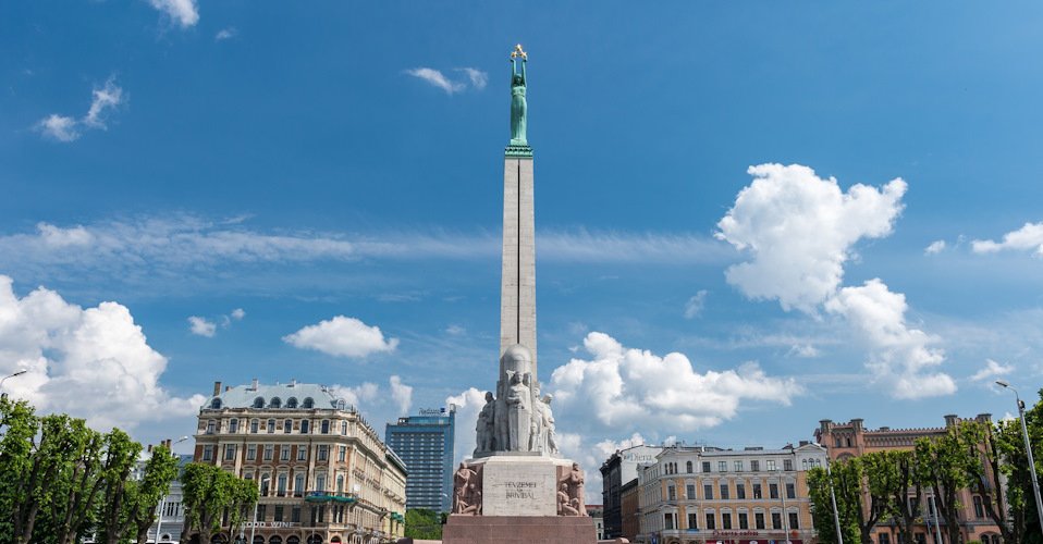 Lettonie (Pays Baltes), Riga, capitale européenne de la culture 2014, centre historique classé Patrimoine Mondial de l'UNESCO, place du monument de la liberté (Brivibas Piemineklis)  // Latvia (Baltic States), Riga, European Capital of Culture 2014, the historic center is a World Heritage UNESCO, Square Monument of Freedom (Brivibas Piemineklis)