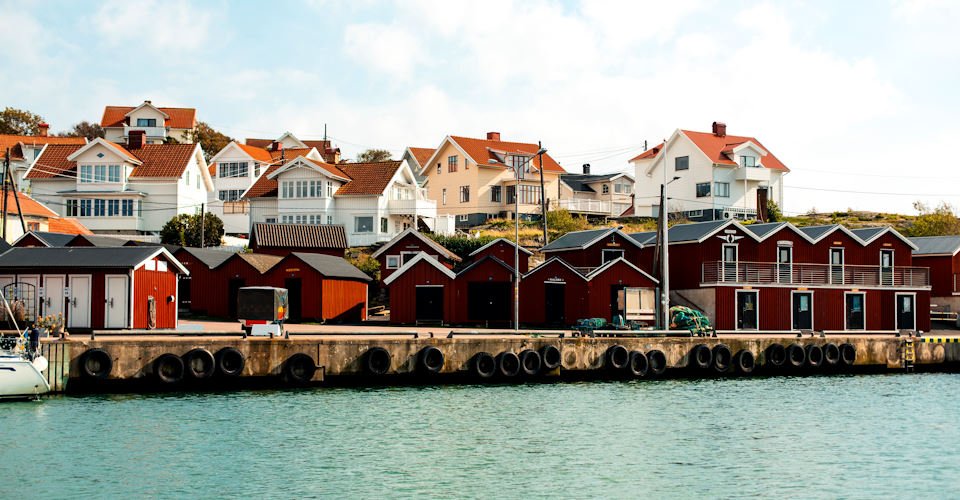 The island Donsö. You'll find beautiful natural landscapes on the island's northern part and right down in the south. Go exploring the winding paths and take in the beautiful views!
