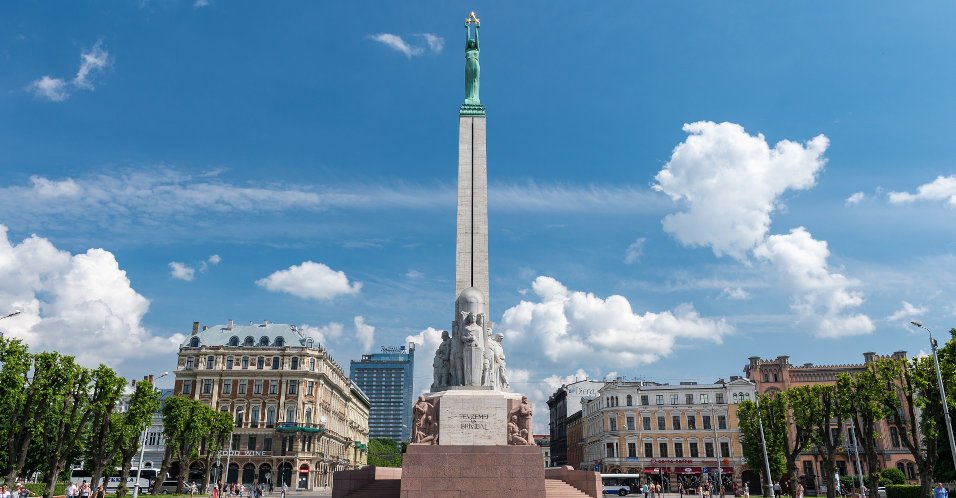 Lettonie (Pays Baltes), Riga, capitale européenne de la culture 2014, centre historique classé Patrimoine Mondial de l'UNESCO, place du monument de la liberté (Brivibas Piemineklis)  // Latvia (Baltic States), Riga, European Capital of Culture 2014, the h