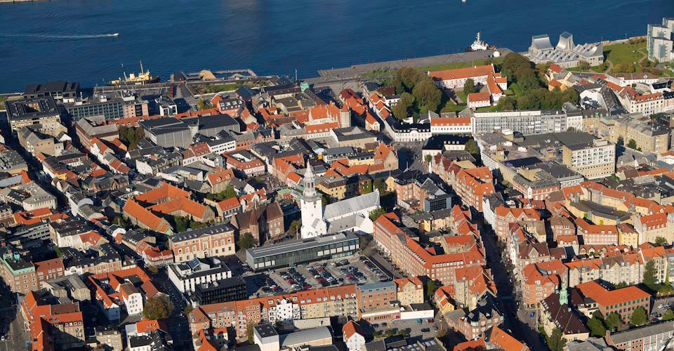 Den centrale del af Aalborg med Budolfi kirke, posthuset. Utzon center og Aalborghus slot i baggrunden.