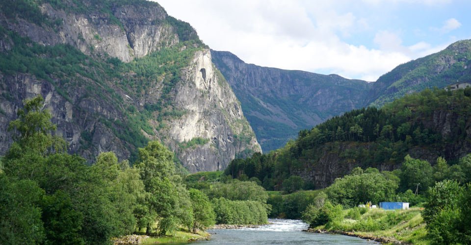 Mit dem E-Bike Flåms beeindruckende Landschaft
