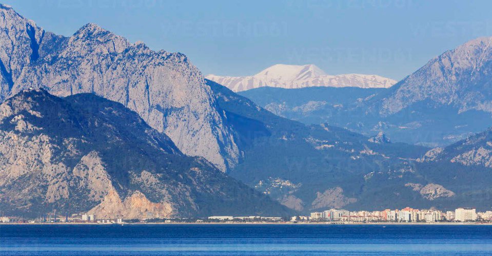 Türkei, Türkische Riviera, Antalya, Blick über den Konyaalti-Strand zum Taurusgebirge